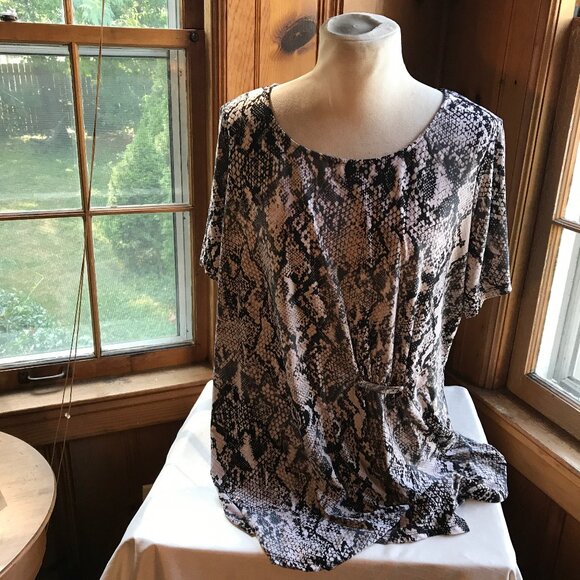 INC INTERNATIONAL CONCEPTS snake print top in size 0X. Grey and black. - Picture 1 of 5